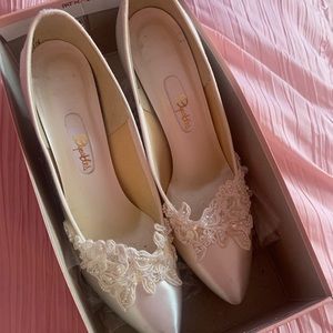 Vintage White Size 7.5